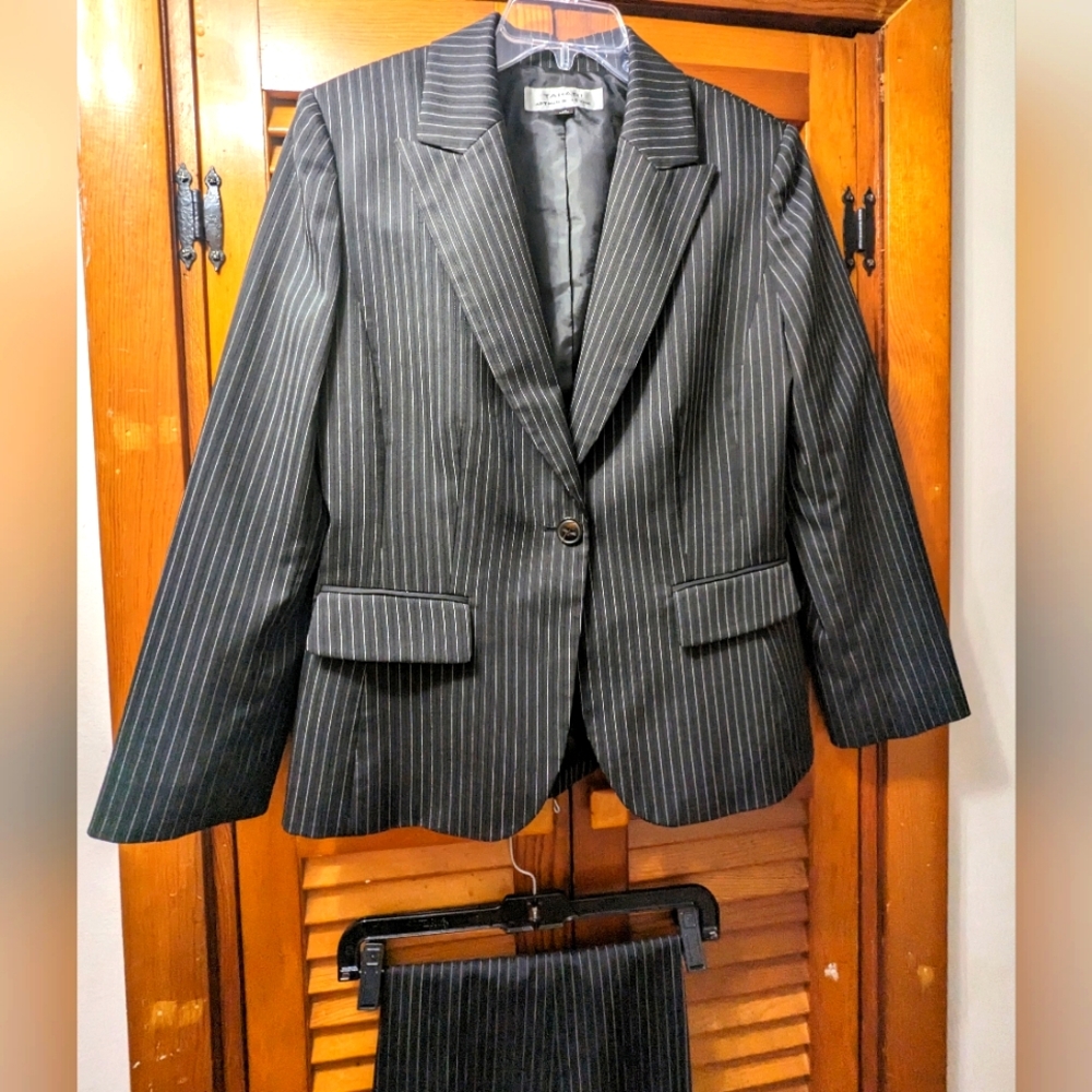 Tahari Arthur S. Levine Blazer And Pants Womens 12 Black Pinstripe